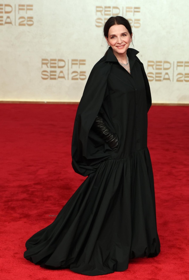 Juliette Binoche تتألق في اليوم الأول من Red Sea Film Festival 2025 بإطلالة Balenciaga by Pierpaolo Piccioli