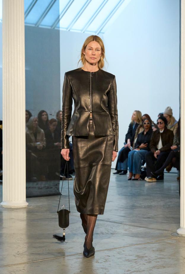 صيحة بدلات التنورة... أناقة كلاسيكية بنَفَس معاصر