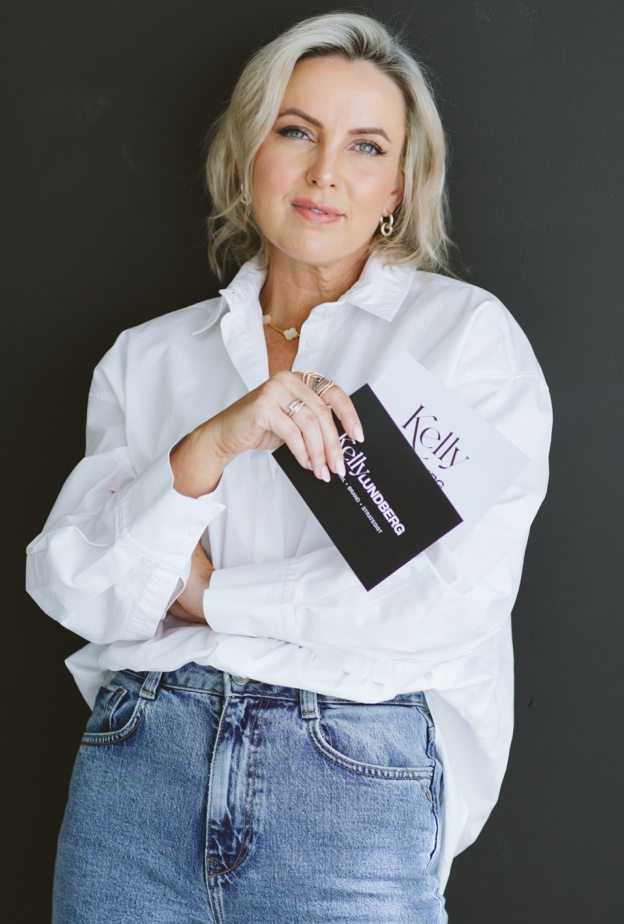 "كيلي لندبرغ" Kelly Lundberg، الكاتبة الأكثر مبيعًا، والمتحدثة في TEDx، وخبيرة عالمية في بناء العلامة الشخصية