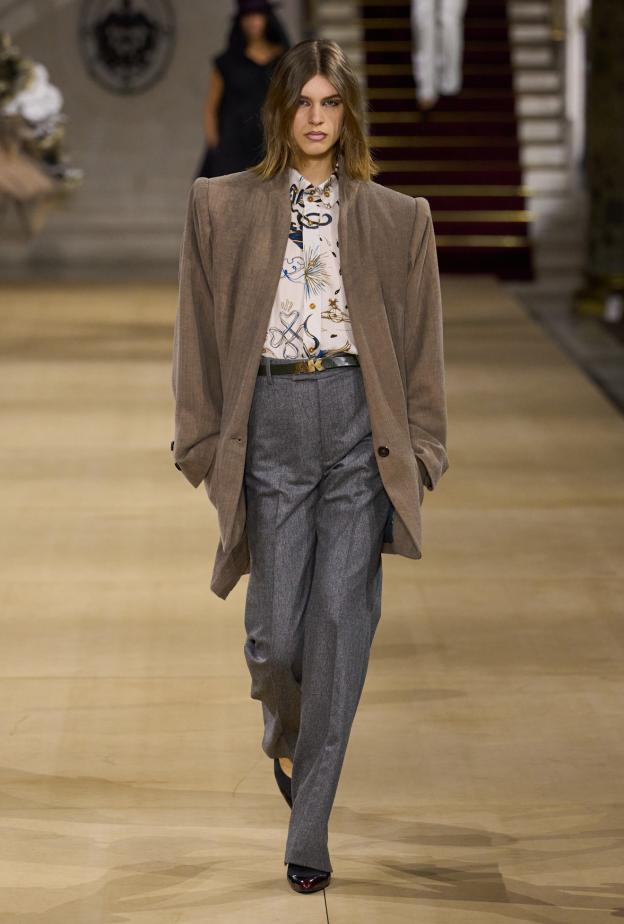 موضة التوبات المزخرفة تجعل أناقتك محطّ أنظار الجميع هذا الشتاء