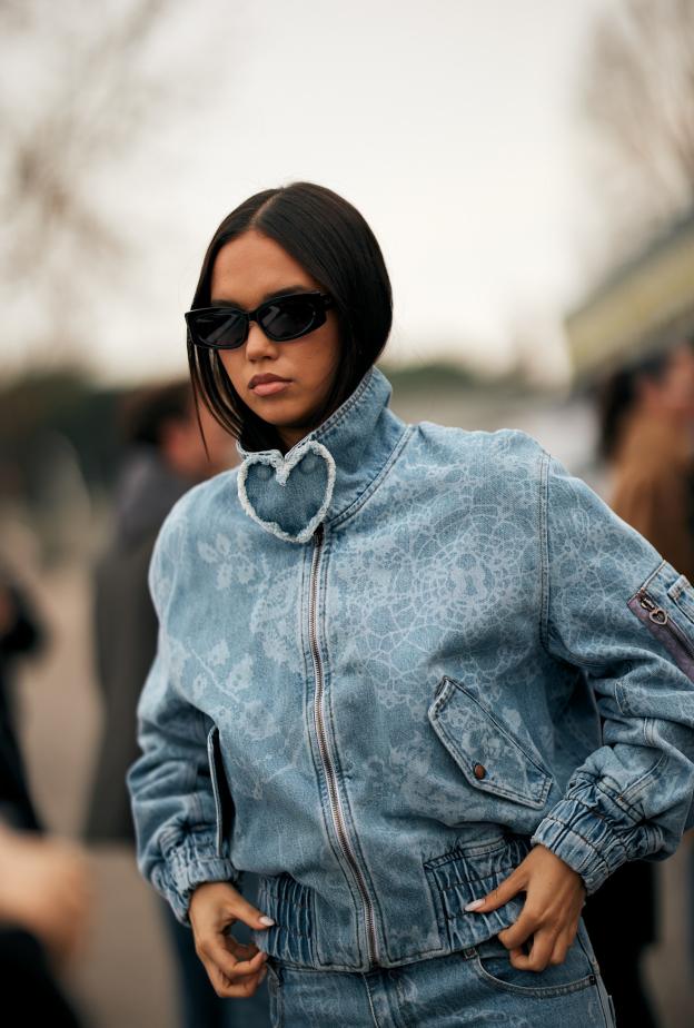 إطلالة بقماش الدنيم من Street style