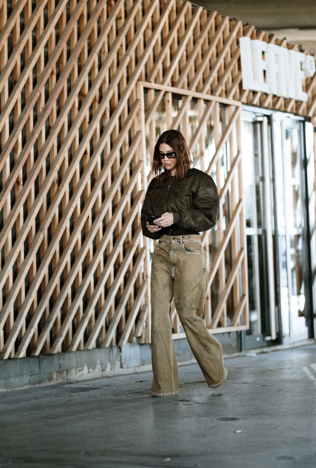 الجاكيتات الـBomber البنية بأسلوب Street style