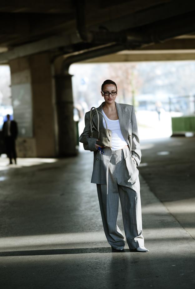 اللّون الرمادي لشتاء 2026 في إطلالة من Street style