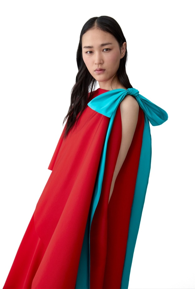 كارولينا هيريرا تجمع الأناقة الكلاسيكية بالعصرية المرهفة في مجموعة ريزورت 2026