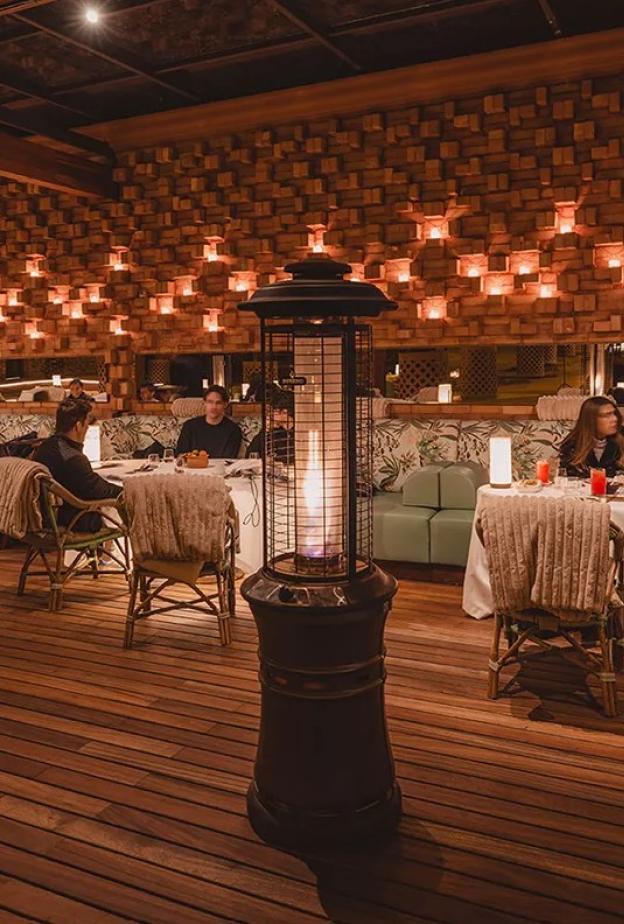 عشاء استثنائي في أحضان نجوم العلا… دليلك لأفضل المطاعم الفاخرة في العلا مع انطلاقة 2026  