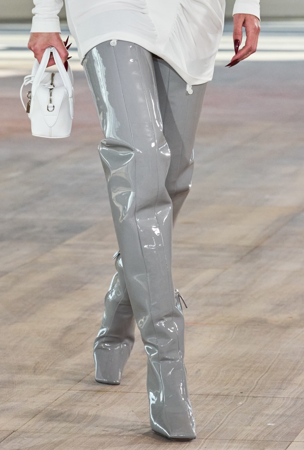  حقيبة باللون الأبيض وحذاء رمادي من Stella Mccartney