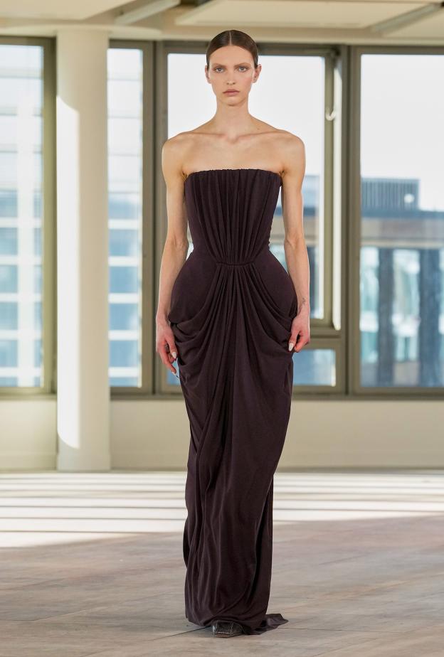 فساتين طويلة تليق بسهرة رأس السنة