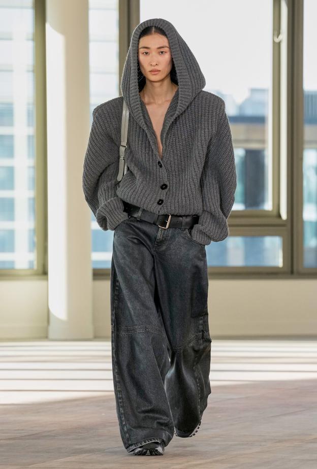 كنزة صوفية باللون الرمادي من Stella McCartney تجسّد الأناقة الهادئة التي لا تبطل موضتها.