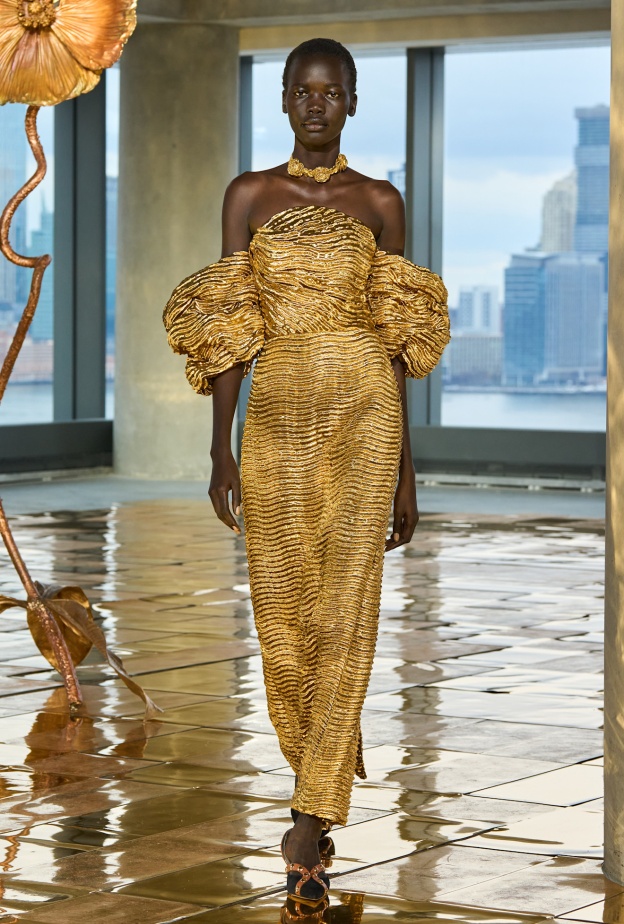 الفستان الذهبي نجم لامع على منصات عروض شتاء 2026