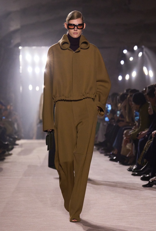 مونوكروم تنسيق عصري باللون البني من Victoria Beckham 