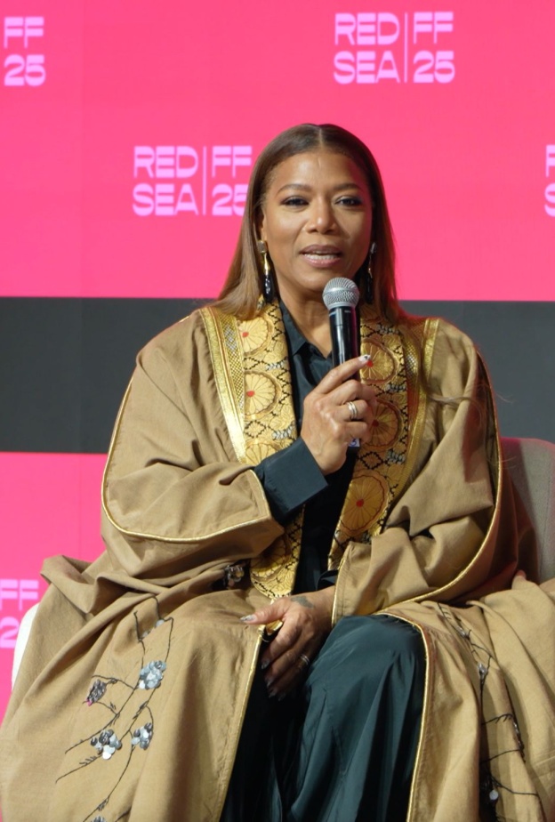كوين لطيفة تطل ببشت سعودي في افتتاح جلسات مهرجان البحر الأحمر السينمائي بجدة 2025