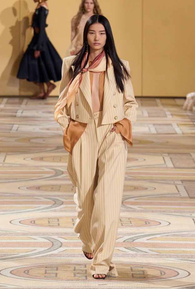 3 تنسيقات جذابة شهدها عام 2025 بأسلوب Zimmermann