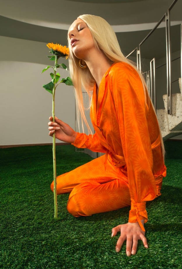 خاص ل"هي": المصممة السعودية سارة الحمدان تعيد صياغة رؤية الأناقة البسيطة عبر العلامة Mood of Thought