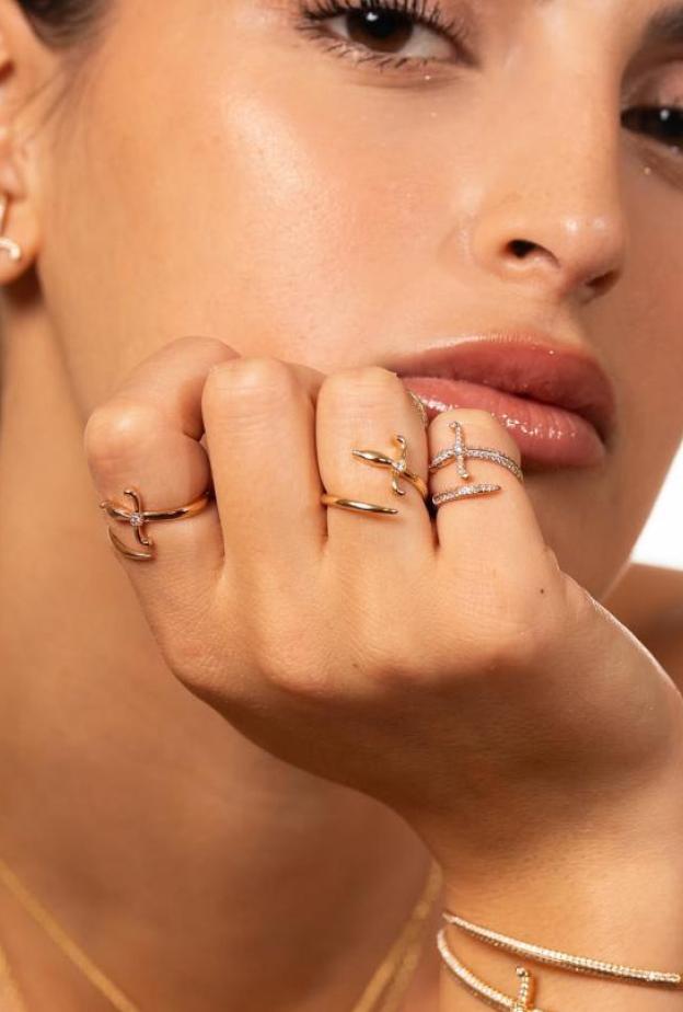 خاص ل"هي": Rita Ora ترتدي مجوهرات العلامة السعودية Charmaleena خلال مهرجان البحر الأحمر السينمائي الدولي