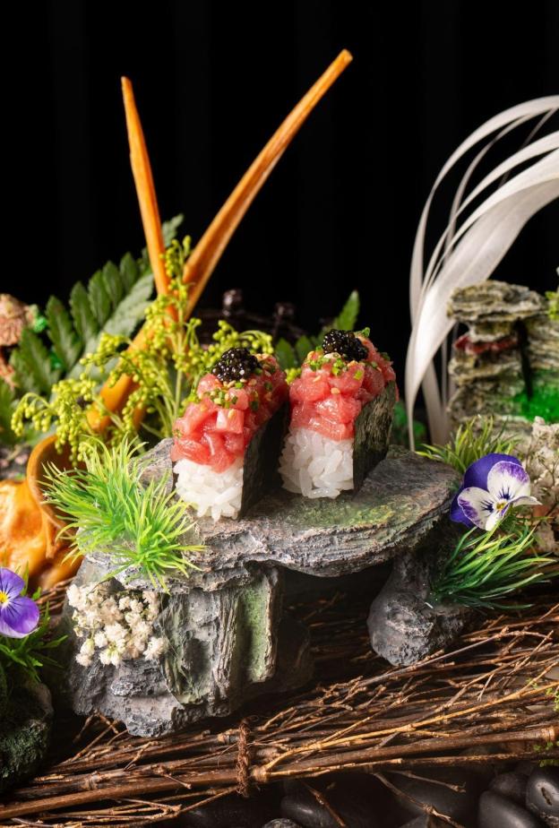 "كورو"… أجمل الأطباق اليابانية بلمسة سعودية معاصرة في قلب الرياض 