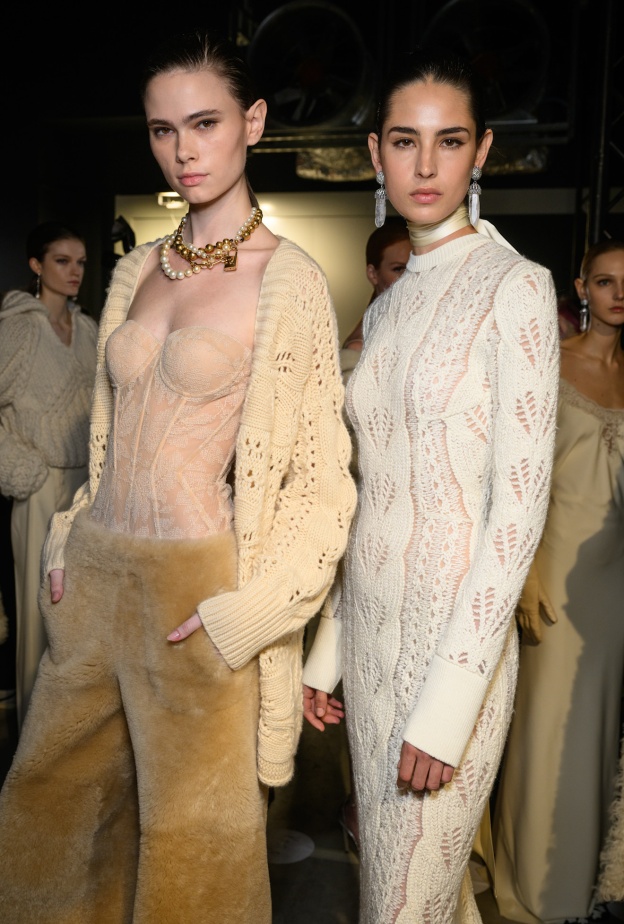 قدرة الألوان على تعزيز مفهوم الفخامة في عالم الموضة