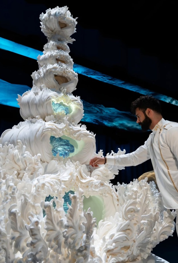 كيكة تجمع بين الشكل الضخم والتصميم الجريء الغير مألوف