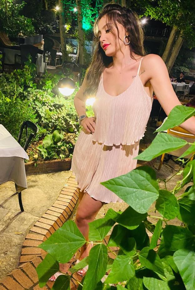 مرام علي بطقم شورت وبلوزة