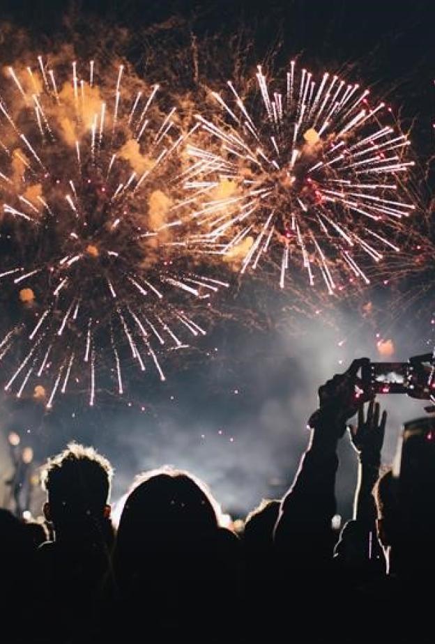 احتفالات رائعة لليلة رأس السنة 2025 في منتجع موڤنبيك جزيرة المرجان