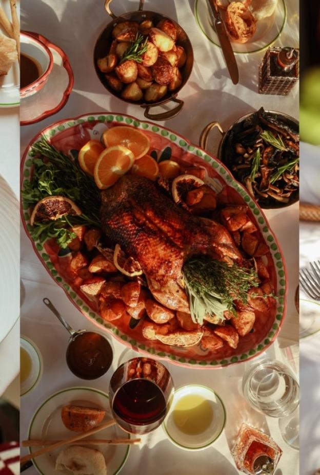 يتشرّف مطعم نوفيكوف أبوظبي بدعوتكم لإحياء ليلة رأس السنة للمرة الأولى، في أمسية ساحرة تجسّد أناقة عشرينيات القرن الماضي.   تُفتتح هذه السهرة الاستثنائية عند السادسة والنصف مساءً بفقرة مباشرة على البيانو مفعمة بالأحاسيس تأسر القلوب. وعند التاسعة والنصف، ستسرق فرقة "The Kingsmen" الفرنسية الأضواء في عرض موسيقي يحمل الحضور بألحانه في رحلة إلى شواطئ الكوت دازور على مدى ساعتيَن وربع. ستتفاعل مع الساهرين وتتجول بينهم، لتنثر بهجة العيد في الأرجاء. وتُختتم هذه التجربة على وقع حماسي مع منسق الموسيقى الذي سيشعل الحفل