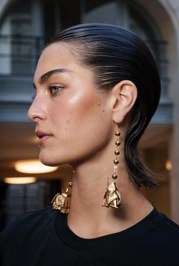 خطوات وضع البرونزر على بشرتك لتوهّج مشرق في الشتاء