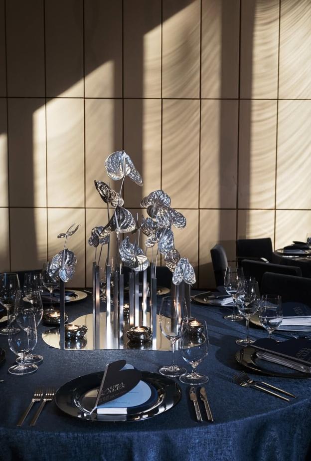 أدوات مائدة الضيوف من الكروم- الصورة من  Pinterest