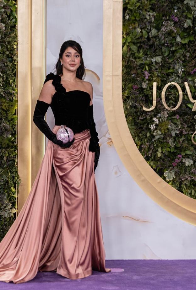 أسيل عمران بفستان بقماش المخمل الأسود 