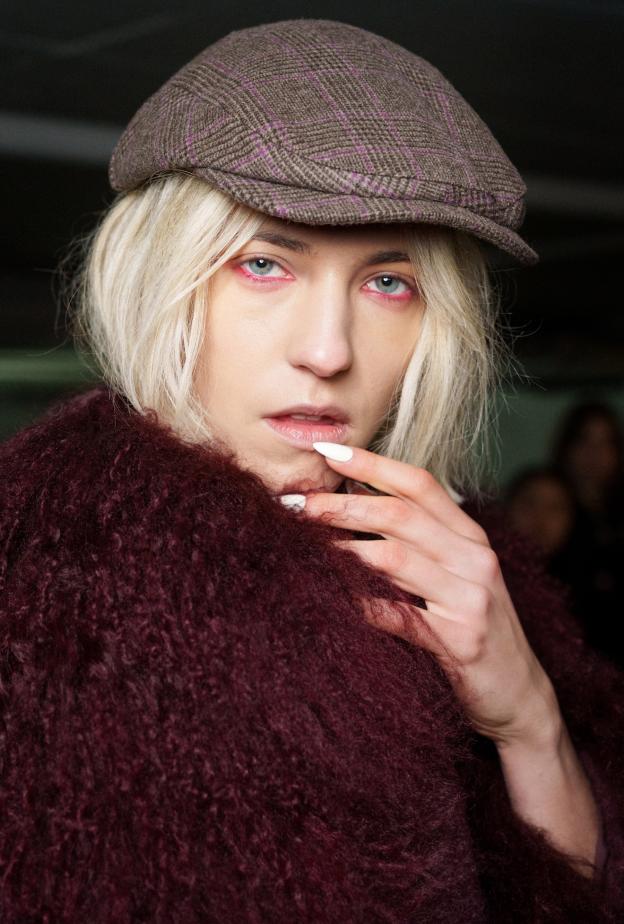 إستعدّي للجرأة مع  ألوان المناكير المشرقة على أظافرك في إطلالات الشتاء