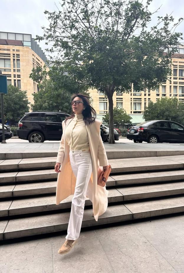 أمل بوشوشة بمعطف صوفي طويل باللون البيج