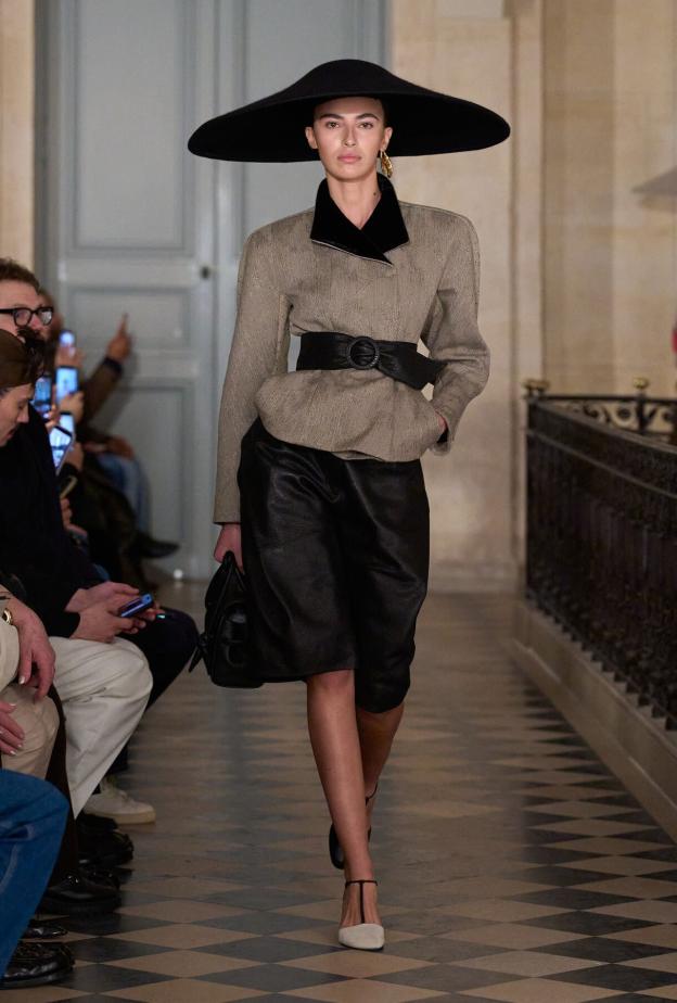 أميرة الزهير خلال مشاركتها في عرض Jacquemus ضمن أسبوع الموضة في باريس 20