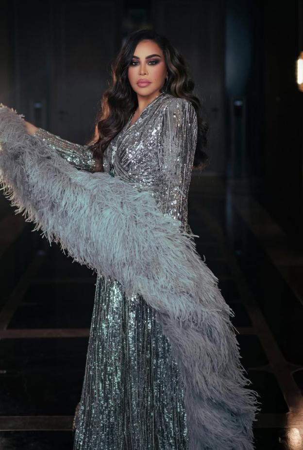 احلام بوشاح طويل باللون الرمادي مصمم من الريش