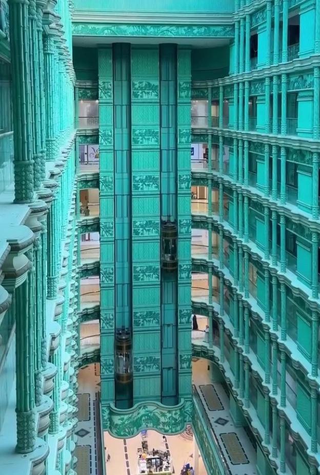 المؤثرة الأمريكية ناتاليا هاسنكامبف تكشف إعجابها بهذه الوجهة في جدة: "أجمل مركز تجاري في العالم"