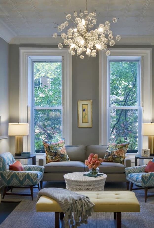 الإضاءة المدروسة لديها القدرة على تحويل المكان من باهت إلى دافئ وحيوي