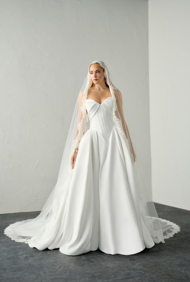 الخصر الباسك في مجموعة جاستين ألكساندر لخريف 2026