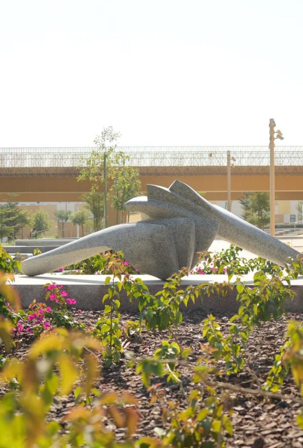 منحوتة الفنان ميلتون إستريلا في المسار الرياضي