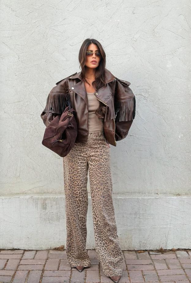 العنود بدر بالبنطال العريض المنقوشة ومعطف أوفر سايز 