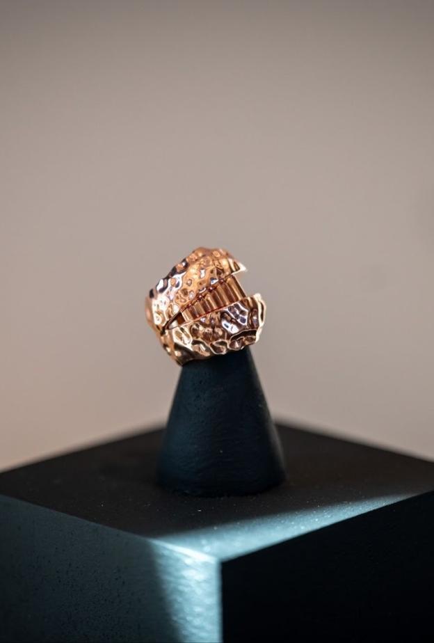 الفائز في فئة تصميم الأزياء ماتيو غوتييه عن مشروعه نُصُب مصغّرة