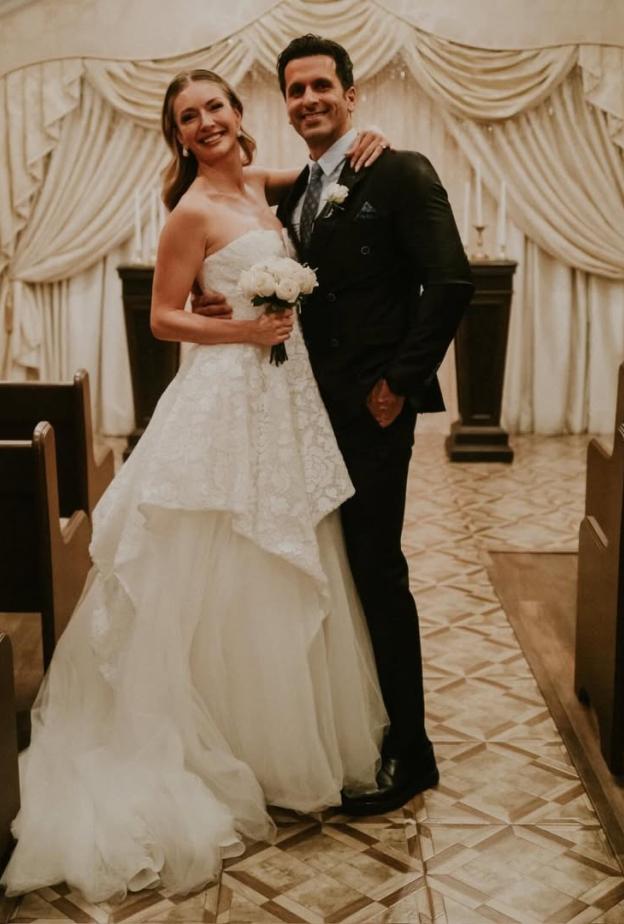 الممثلة التركية ياسمين كاي ألين بفستان زفاف