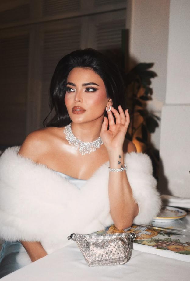 النجمة اسماء جلال