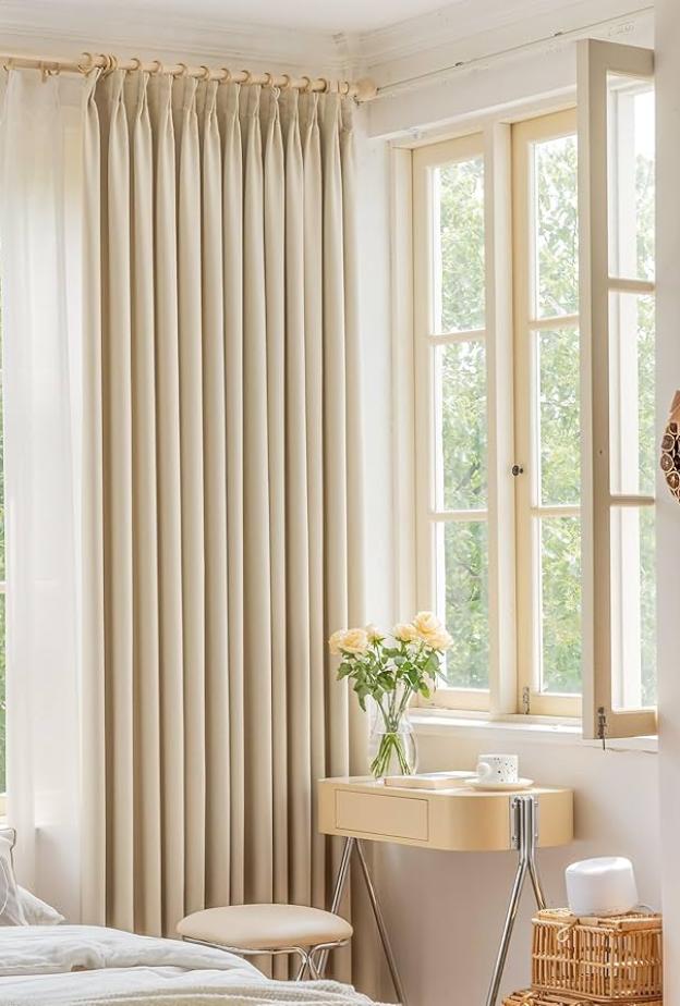 بدلا من الستائر المزخرفة، ينصح الخبراء باختيار التصاميم ذات الطيات