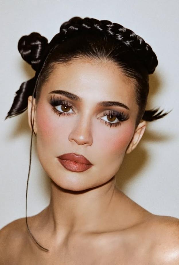 صيحات جمال كايلي جينر 2026: خطوات تطبيق مكياج السموكي وتسريحة الضفائر العصرية