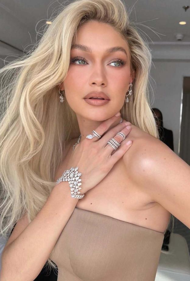 تعاملت جيجي حديد مع مرضها بالغدة الدرقية بذكاء