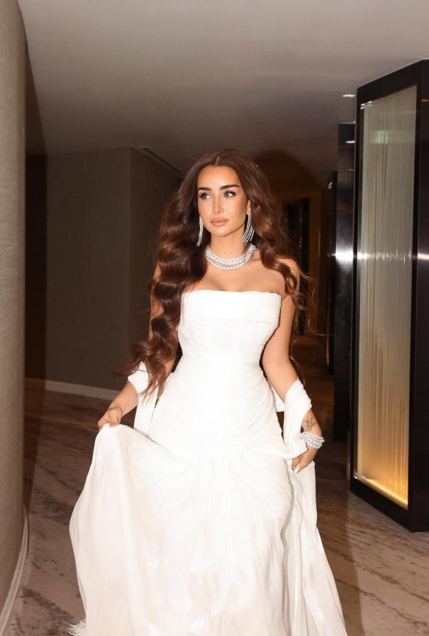 تهتم هنا الزاهد بروتين خاص لشعرها