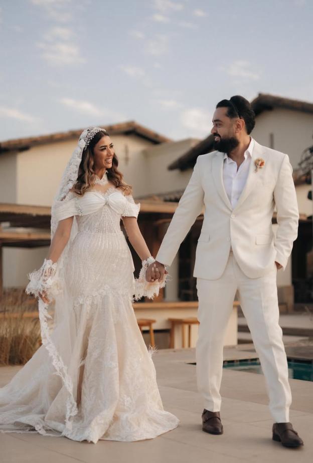 حاتم فهمي مع عروسته في يوم زفافه