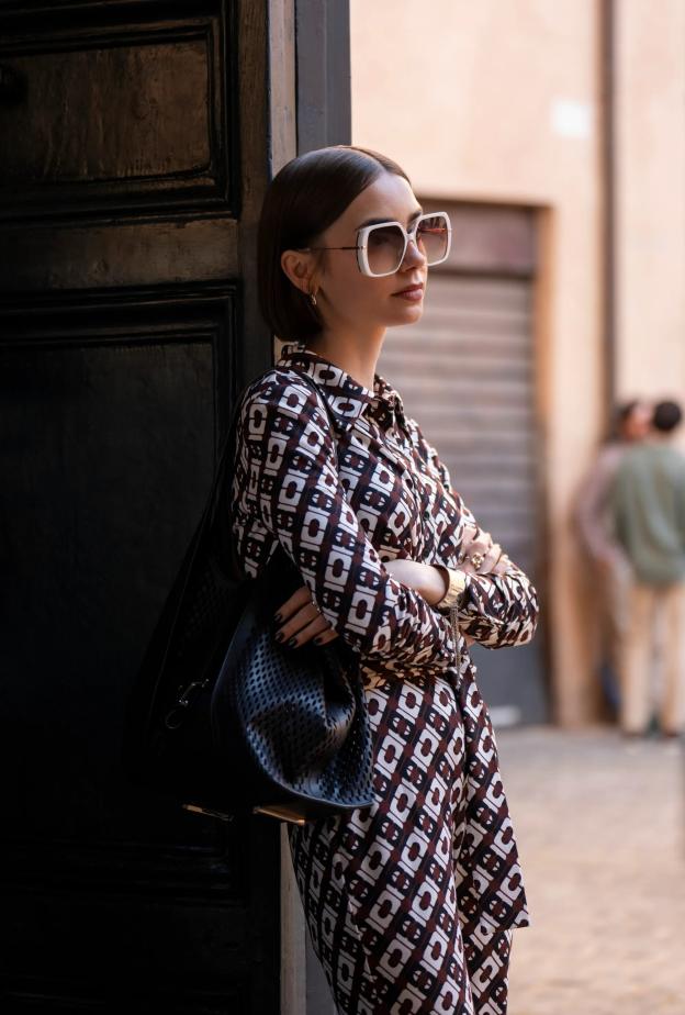 إطلالات ليلي كولينز في مسلسل Emily In Paris في موسمه الخامس