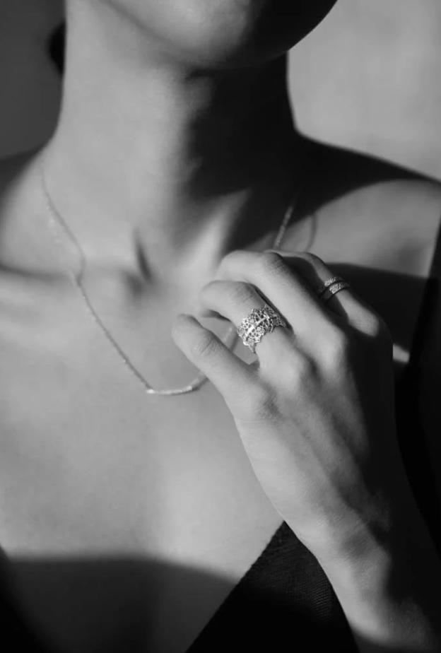 ألوان تحاكي شخصيتك: دليلك لاختيار المجوهرات المناسبة لكِ