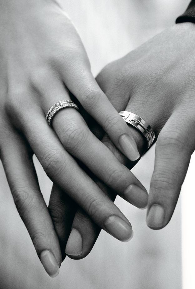 خاتم رفيع مرصّع بالألماس من الذهب الأبيض من تيفاني آند كو