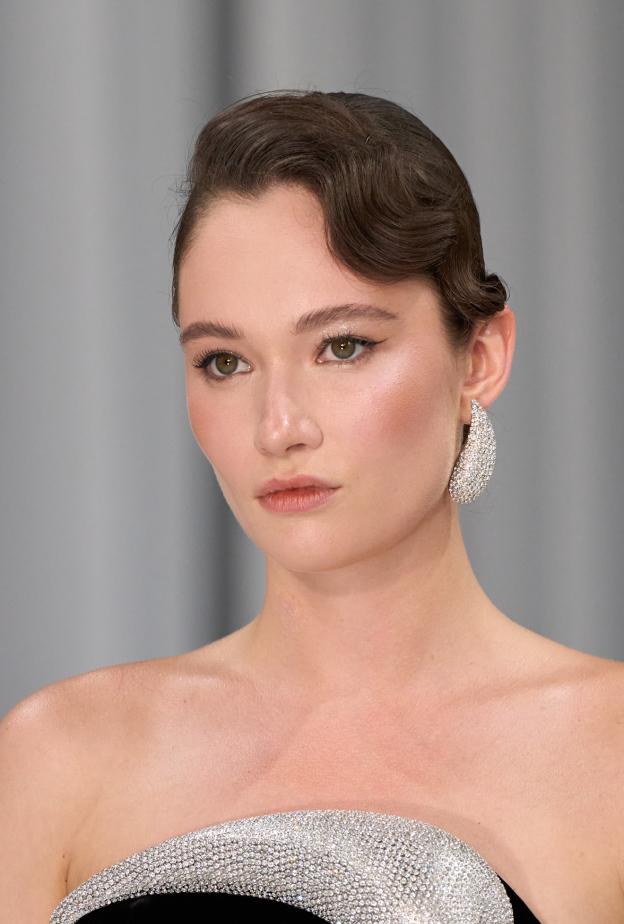 خطوط الآيلاينر العصرية بارزة بتجدّد استثنائي في شتاء 2026