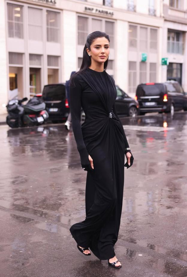 رهف الحربي ترتدي فستانا طويلا باللون الأسود