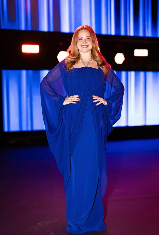 ريا أبي راشد بفستان باللون الأزرق